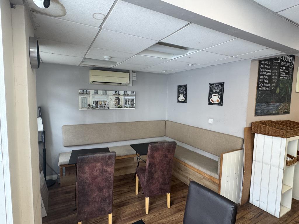 Lot: 106 - FREEHOLD TOWN CENTRE COMMERCIAL PREMISES - Seating corner